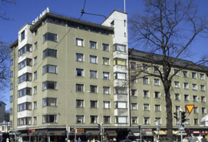 Kuva Runeberginkadun ja Topeliuksenkadun kulmassa olevasta rakennuksesta.